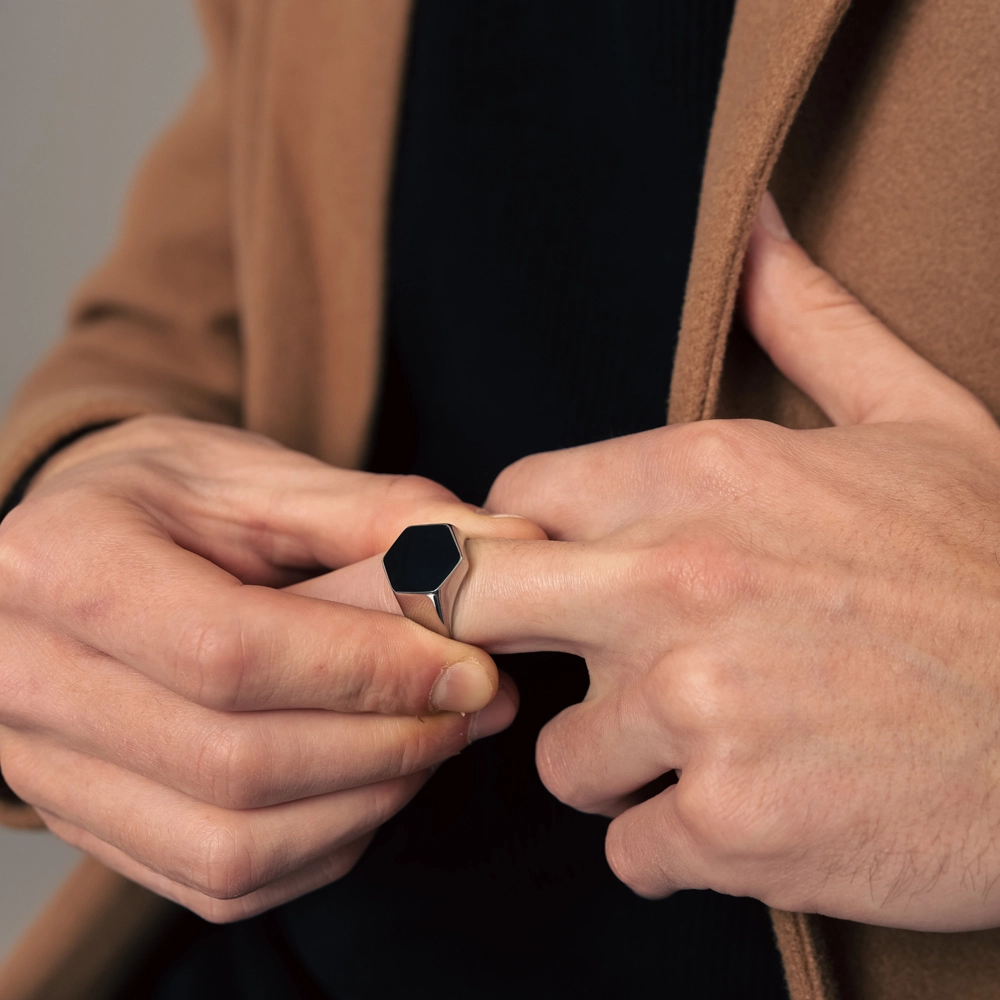 טבעת עם אבן שחורה לגבר