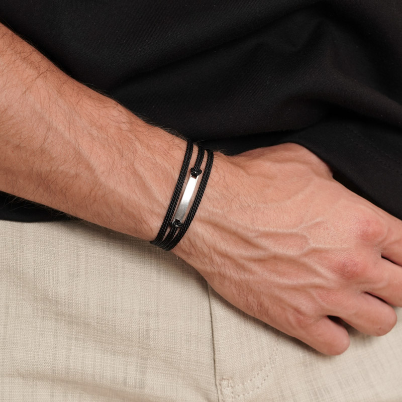 צמיד חוט שחור מלופף על היד עם חריטה אישית - תכשיט מתנה לגבר